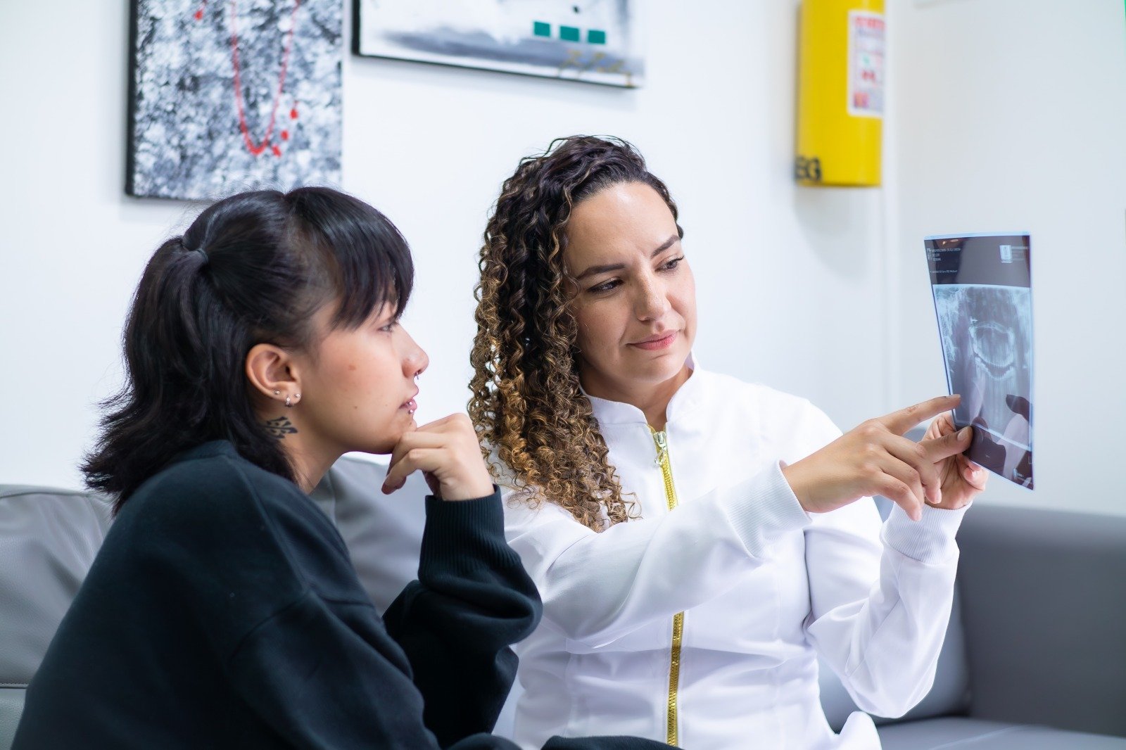 Dra. Kely explicando un diagnóstico odontológico